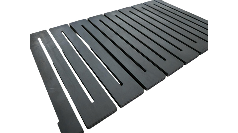 Comparaison des matériaux des plaques de champ d'écoulement pour les batteries à flux et les avantages en matière de stabilité des plaques de champ d'écoulement en graphite rigide